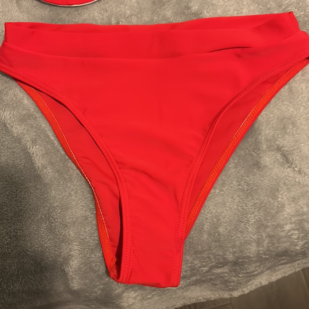 Red bikini - Picture 4 of 4